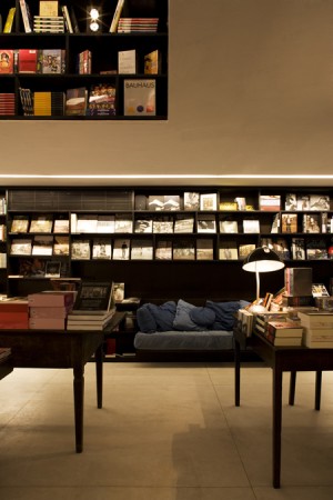 Tables and bookshelf in background © Leonardo Finotti