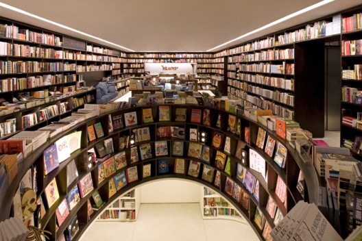 Room surrounded with bookshelfs on the ground Floor and underground © Leonardo Finotti