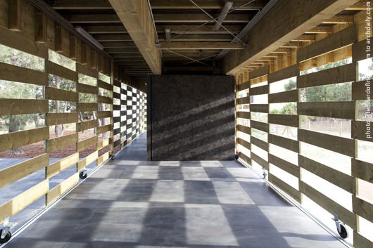 View of the central space. The wall-doors leaves a shadow patter © Leonardo Finotti