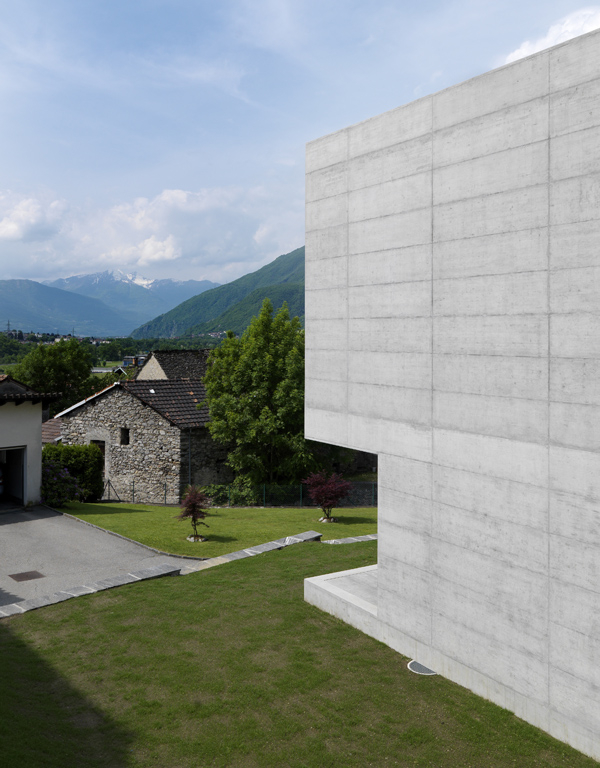 Concrete - House in Lumino - Davide Macullo Architects © Enrico Cano, Como